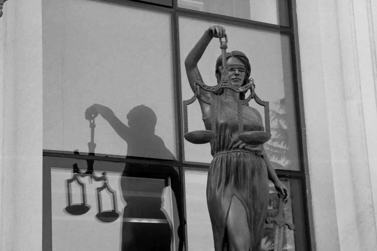 Justitia-statue foran vindu