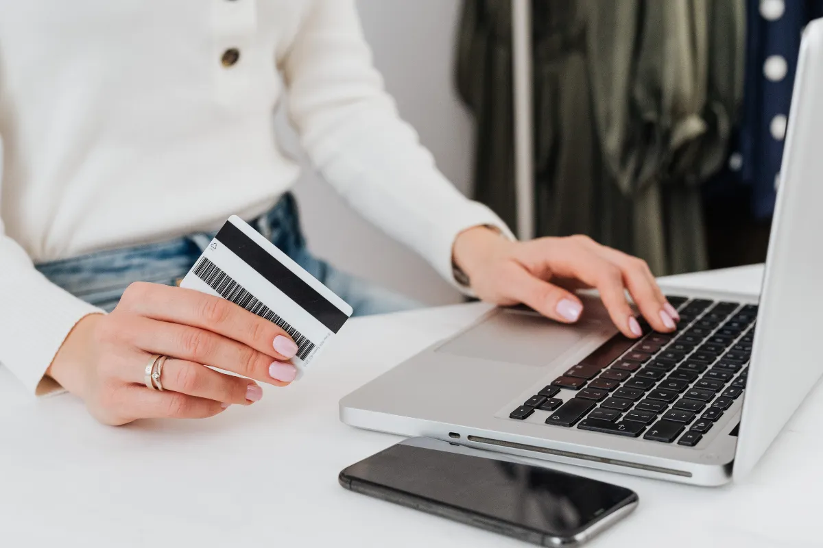 Person som handler på nett med bankkort