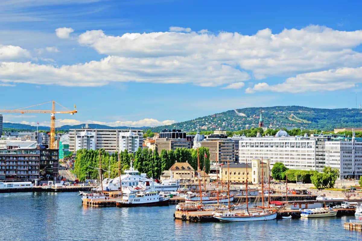 Norsk bylandskap med havn