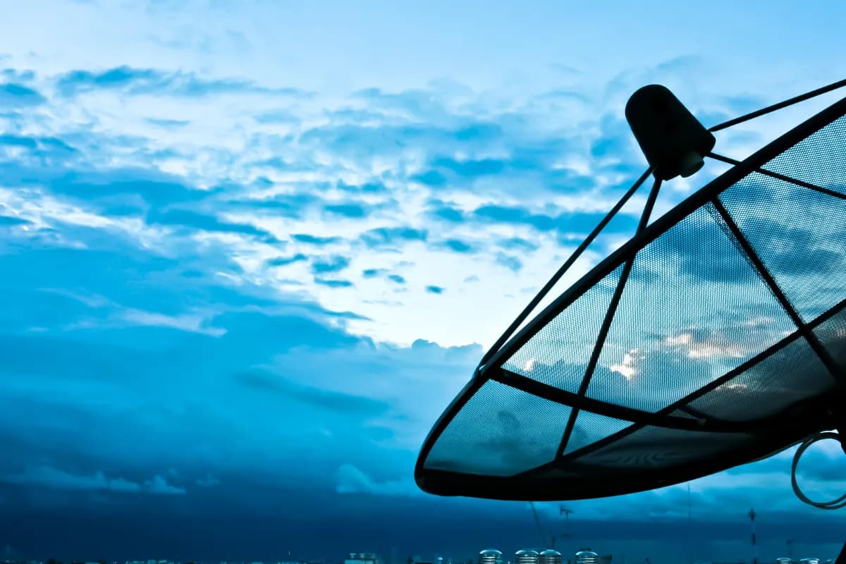 Satellittantenne mot blå himmel