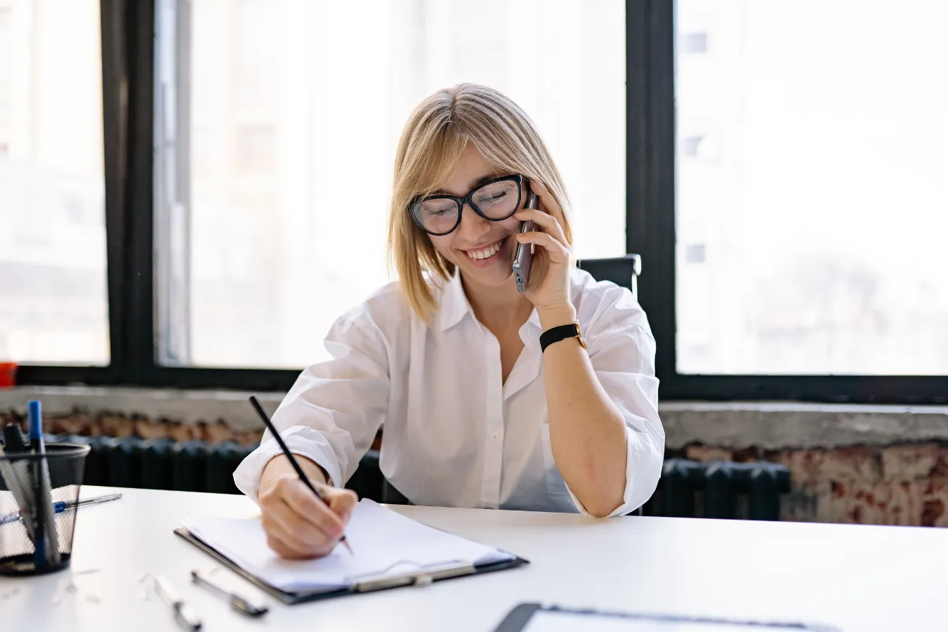 Kvinne som snakker i telefon med AI-assistent